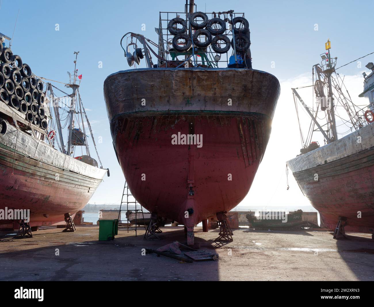 Grandi navi con pneumatici in un bacino di carenaggio probabilmente per manutenzione a Essaouira, la "città ventosa", Marocco. 21 dicembre 2023 Foto Stock