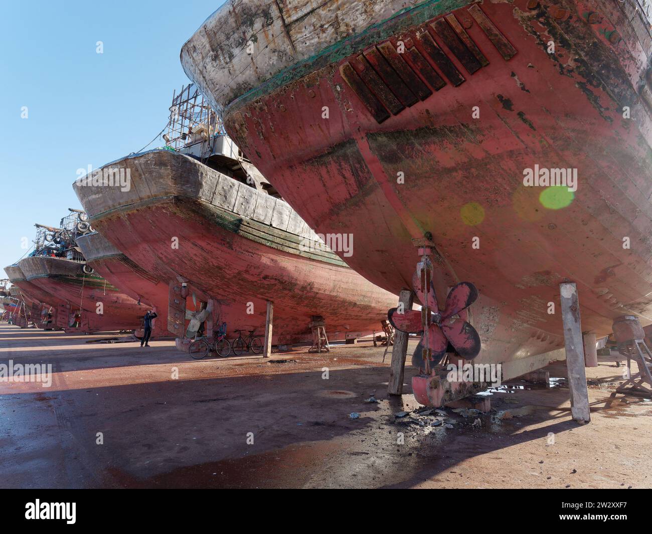 Grandi navi in un bacino di carenaggio probabilmente per manutenzione a Essaouira, la "città ventosa", Marocco. 21 dicembre 2023 Foto Stock
