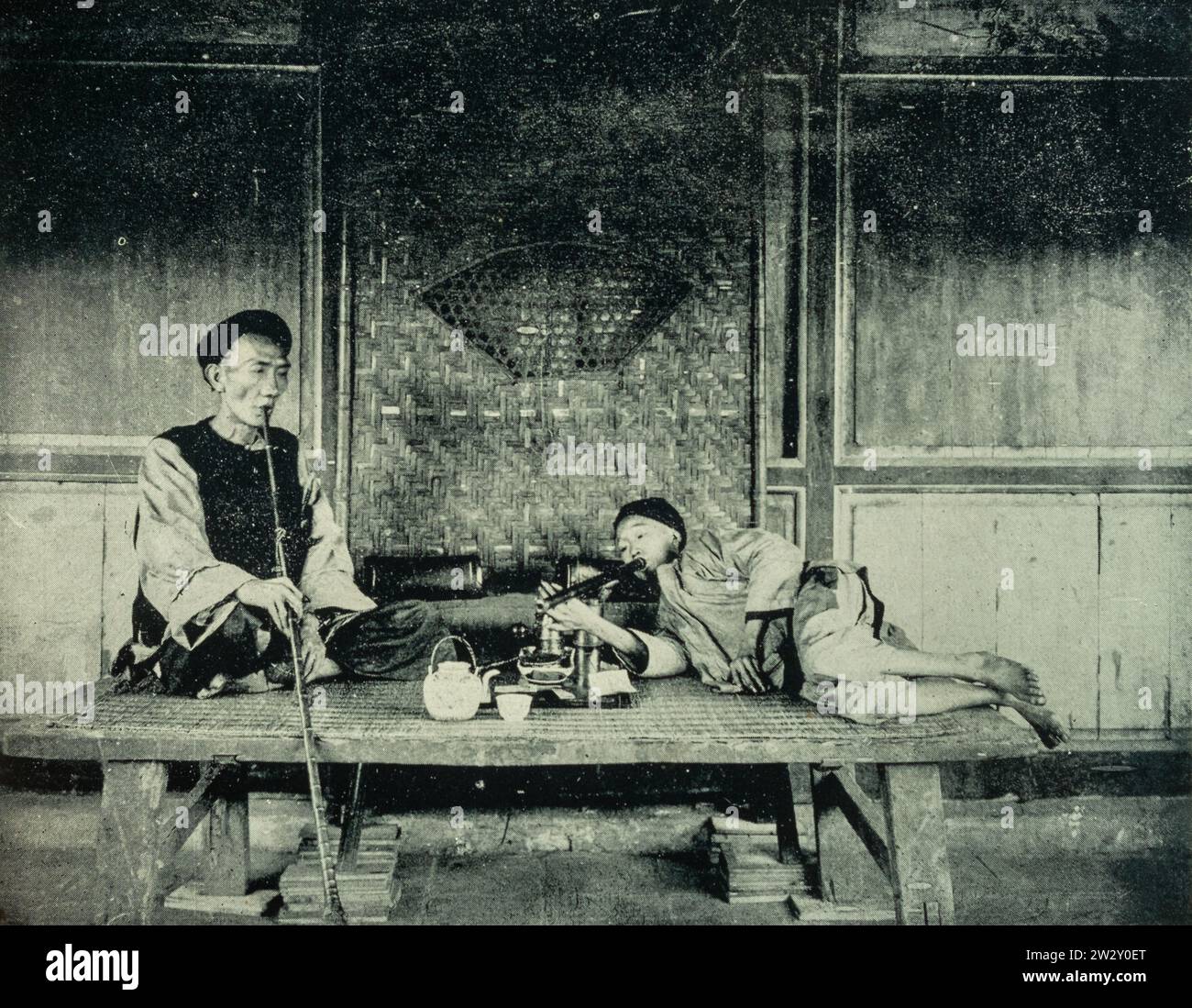 Fumo di oppio a Taiwan. Foto storica scattata nella tarda dinastia Qing (1644-1911). Foto Stock