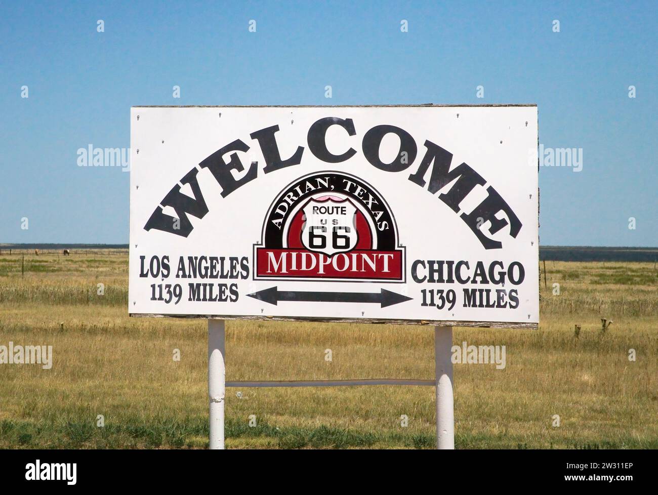il segnale del punto medio della route 66 ad adrian texas Foto Stock