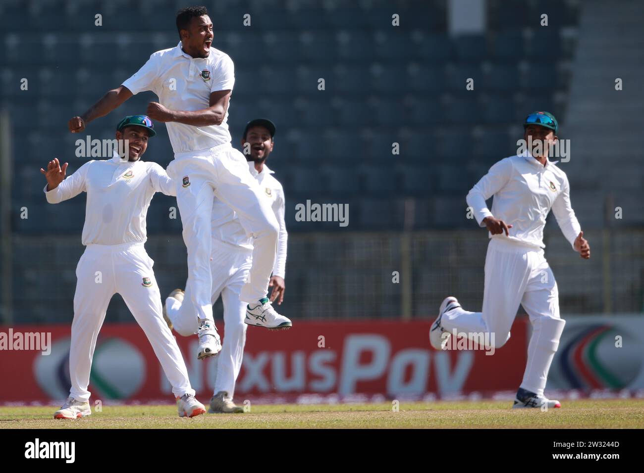 Shoriful Islam (M), lanciatore bangladeshi, celebra il primo test Day Four del Bangladesh-nuova Zelanda al Sylhet International Cricket Stadium, Lakkatura, B. Foto Stock