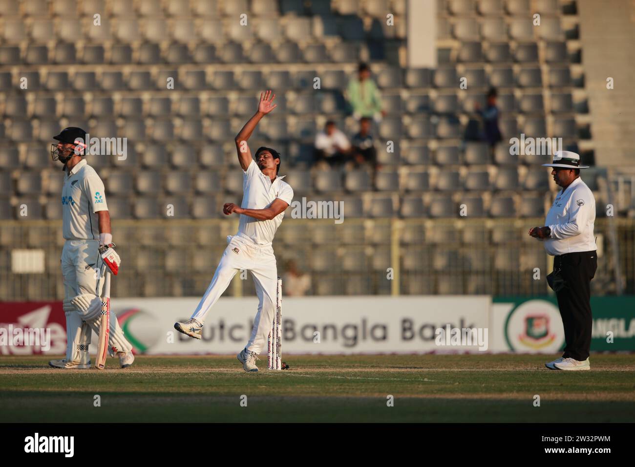 Bocce bengalesi per la colonna vertebrale Taijul Islam durante il primo test del Bangladesh-nuova Zelanda il quarto giorno al Sylhet International Cricket Stadium, Lakkatura, Bang Foto Stock