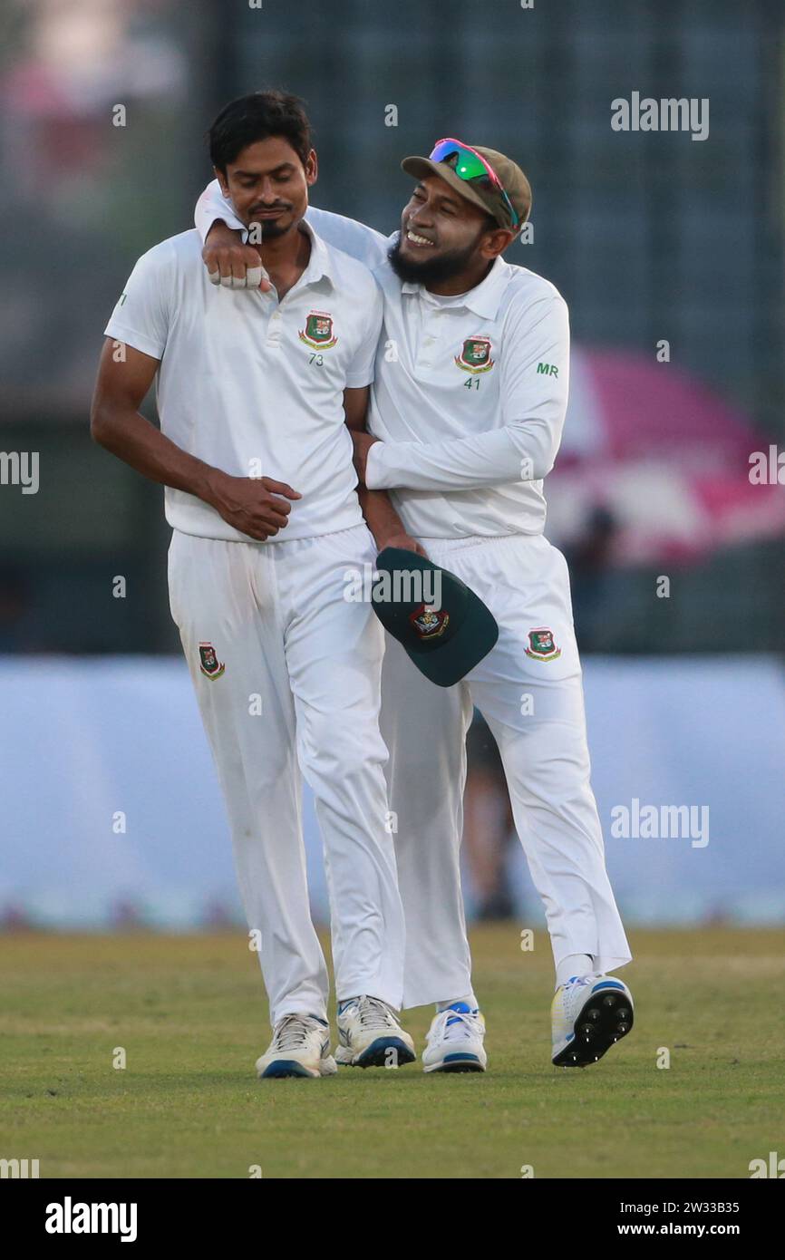 Taijul Islam (L), lanciatore della colonna bengalese, celebra l'aspetto di Musfiqur Rahim durante il primo test Day Four del Bangladesh-nuova Zelanda a Sylhet internazionali Foto Stock