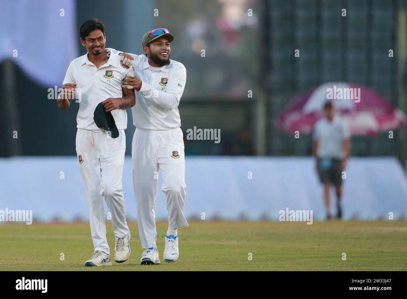 Taijul Islam (L), lanciatore della colonna bengalese, celebra l'aspetto di Musfiqur Rahim durante il primo test Day Four del Bangladesh-nuova Zelanda a Sylhet internazionali Foto Stock