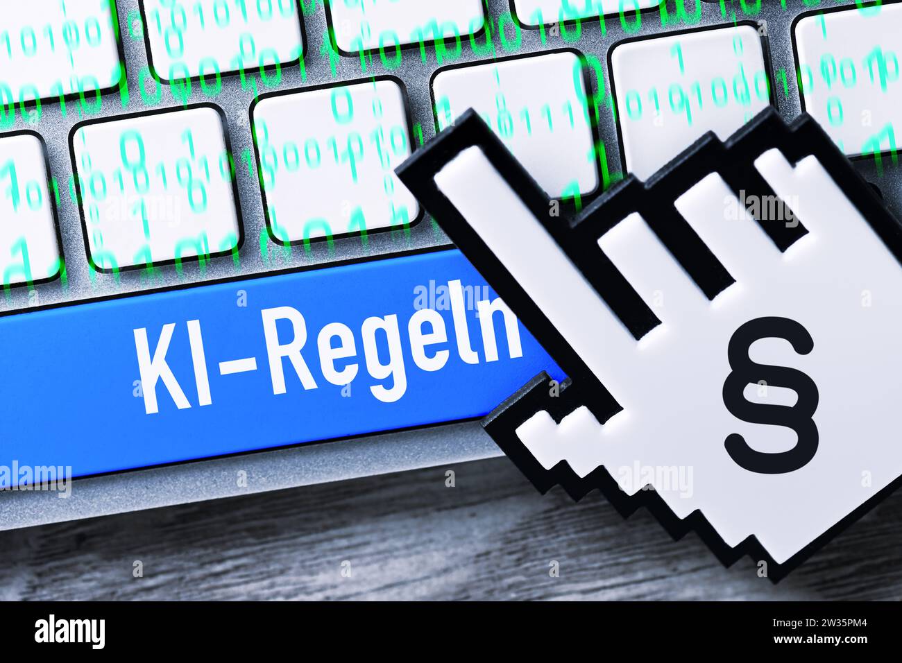 FOTOMONTAGE, ComputerCursor-Symbol und Computertaste mit Aufschrift KI-Regeln auf einer Computertastatur Foto Stock