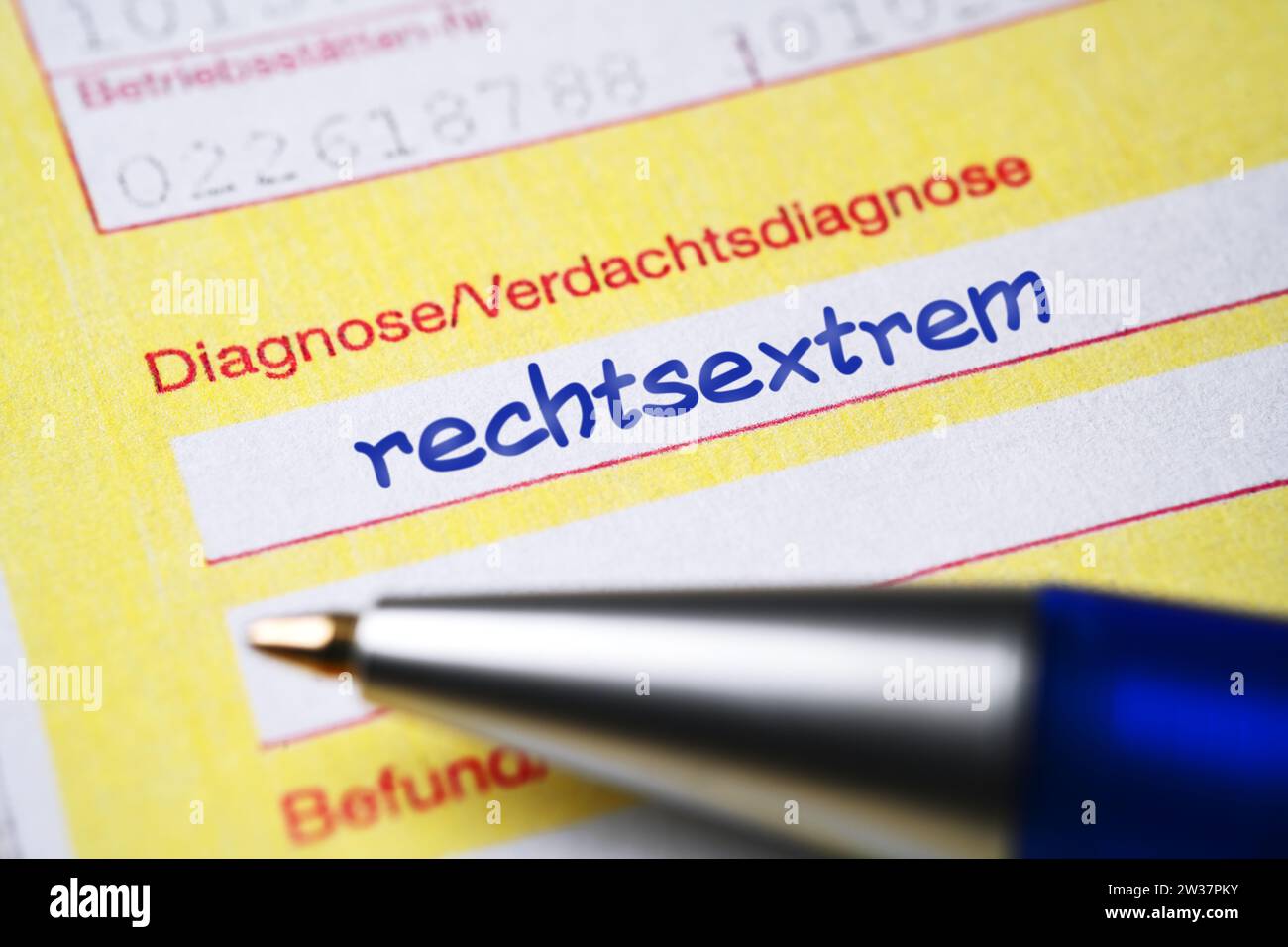 FOTOMONTAGE, Ärztlicher Überweisungsschein mit diagnosticare rechtsextrem Foto Stock