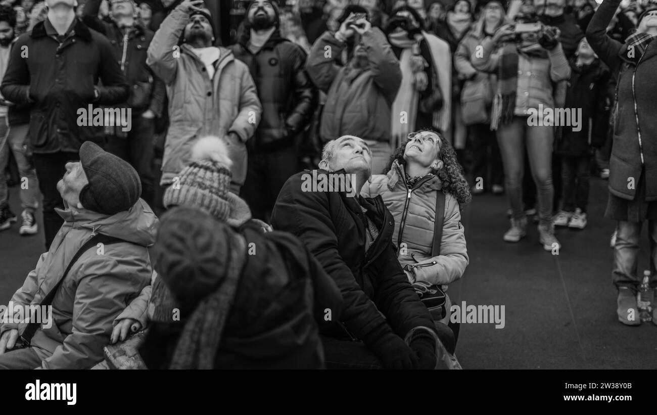 Immagine in bianco e nero di persone che guardano l'arte digitale interattiva all'Outernet London. Foto Stock