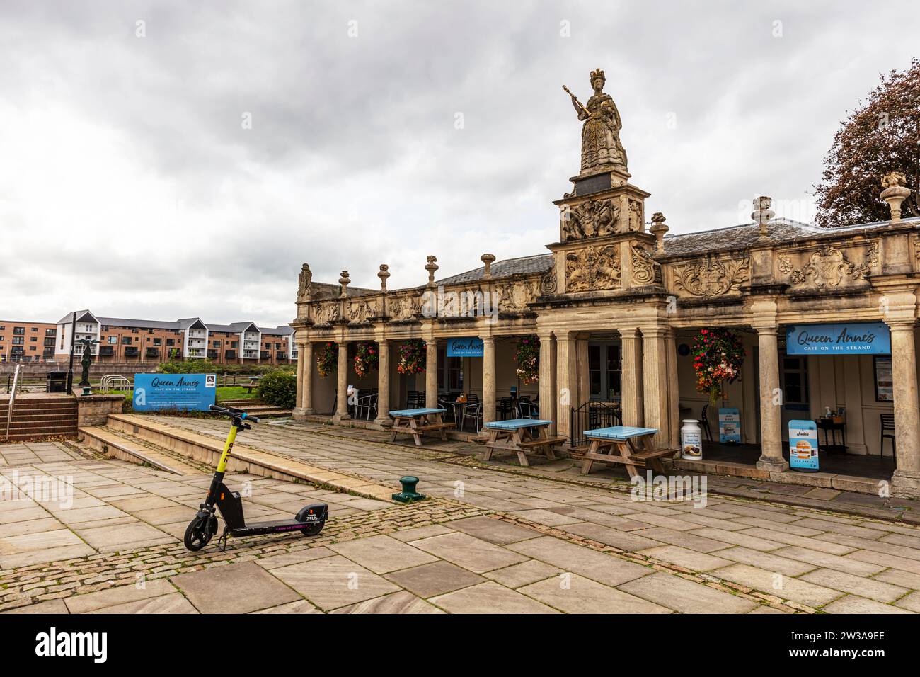 Barnstaple Town Centre, Barnstaple, Devon, Regno Unito, Inghilterra, Barnstaple Town, Queen Annes, scooter elettrico, e-scooter, e-scooter Foto Stock
