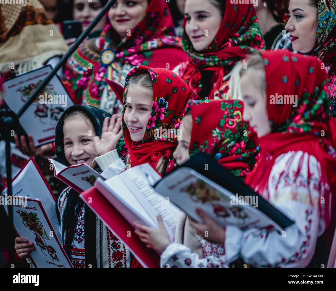 Felici cantanti rumeni a Trafalgar Square nel periodo natalizio. Foto Stock
