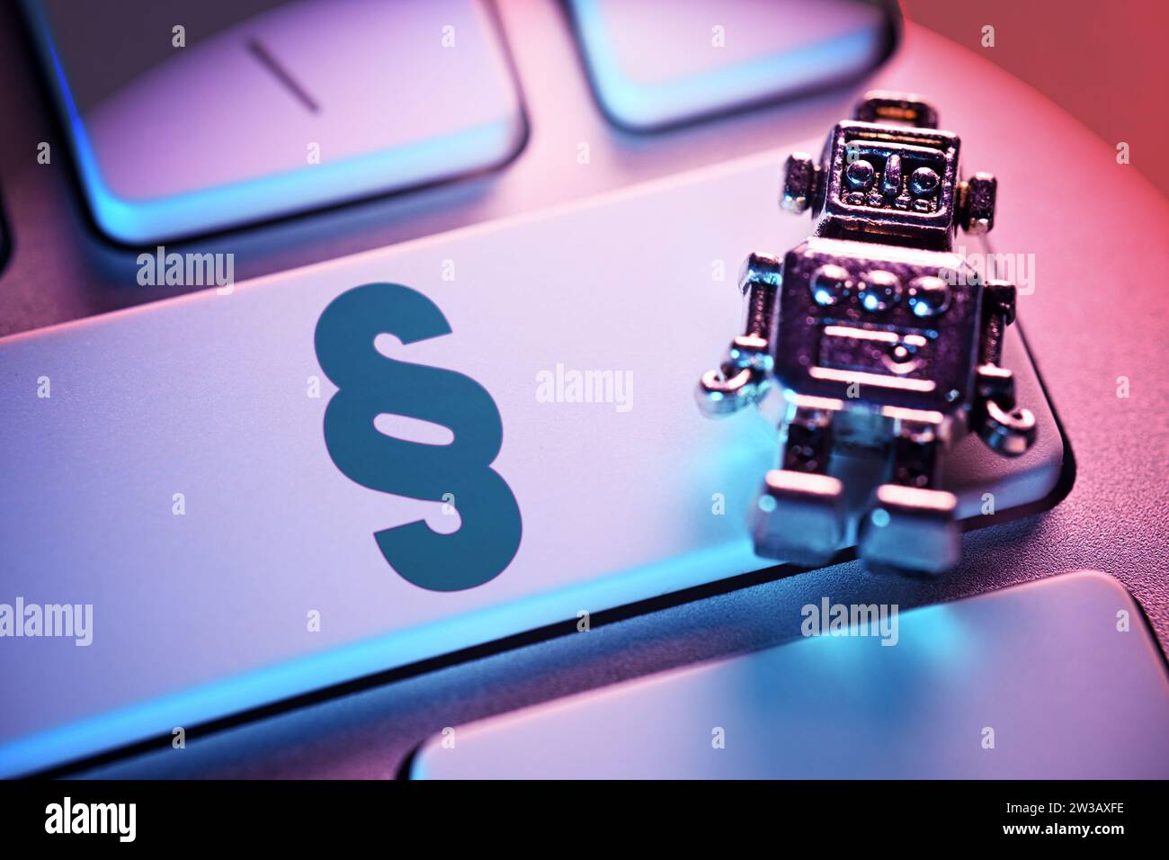 FOTOMONTAGE, Taste mit Paragrafenzeichen und Roboter auf einer Computertastatur, Symbolfoto ai Act Foto Stock