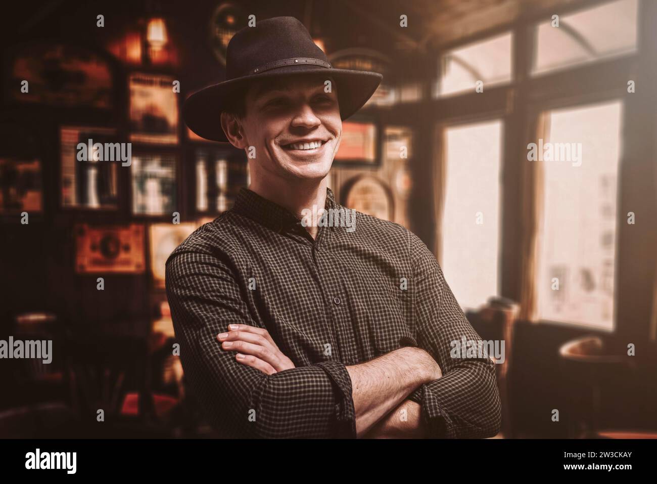 Ritratto di un uomo sorridente con un cappello. Stile Cowboy. Saloon. Supporti misti Foto Stock