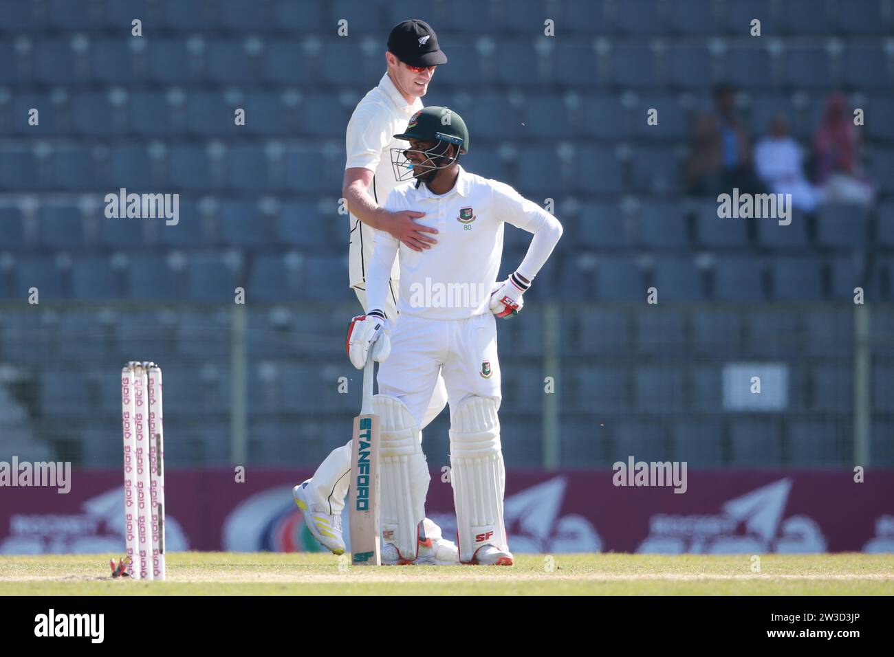Il bengalese Mehidy Hasan Miraz (L) e il nuovo lanciatore Kyle Jamieson durante il primo test Day Four del Bangladesh-nuova Zelanda a Sylhet interna Foto Stock