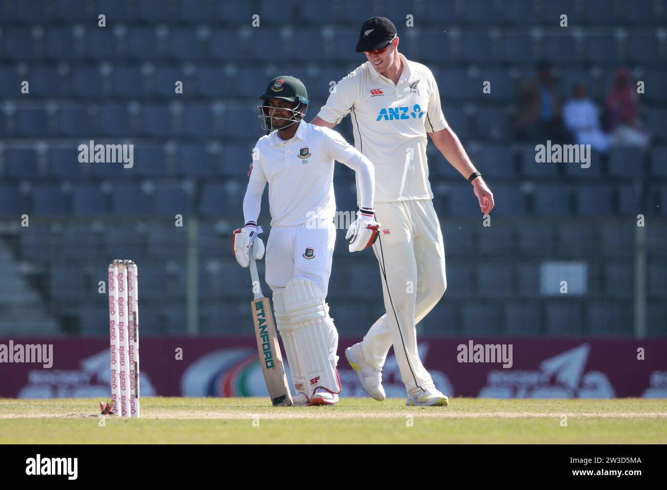 Il bengalese Mehidy Hasan Miraz (L) e il nuovo lanciatore Kyle Jamieson durante il primo test Day Four del Bangladesh-nuova Zelanda a Sylhet interna Foto Stock