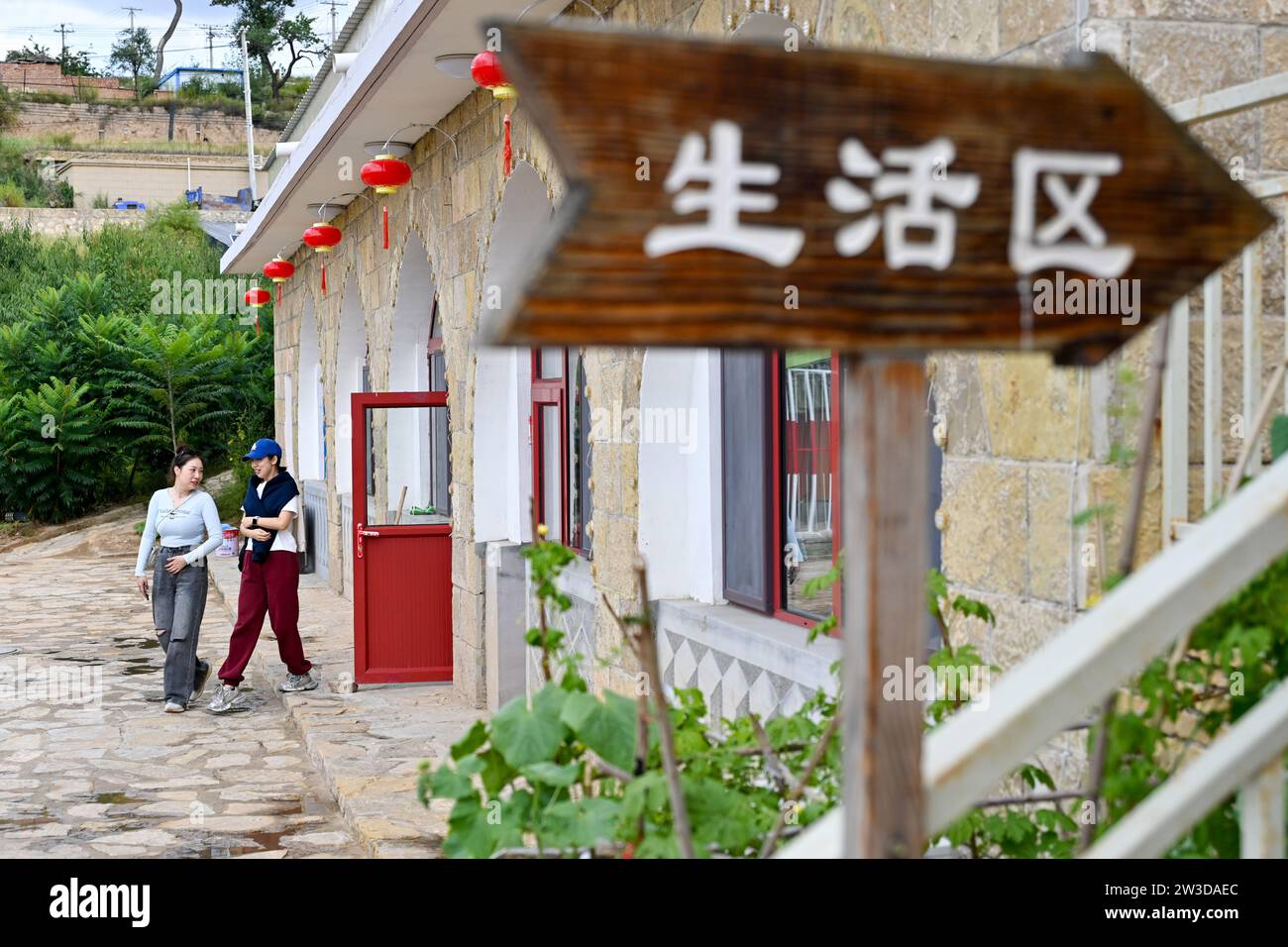 (231221) -- HOHHOT, 21 dicembre 2023 (Xinhua) -- i turisti sono visti in una famiglia a Laoniuwan, una zona di confine tra la contea di Qingshuihe della regione autonoma della Mongolia interna della Cina settentrionale e la contea di Pianguan della provincia dello Shanxi della Cina settentrionale, 26 agosto 2023. Negli ultimi anni, la città di Laoniuwan nella contea di Qingshuihe ha approfittato della posizione geografica unica dell'area di Laoniuwan, situata alla confluenza della grande Muraglia e del fiume giallo, e ha sostenuto vigorosamente l'industria turistica sviluppando progetti di intrattenimento per attirare più visitatori. (Xinhua/Liu Jinhai) Foto Stock