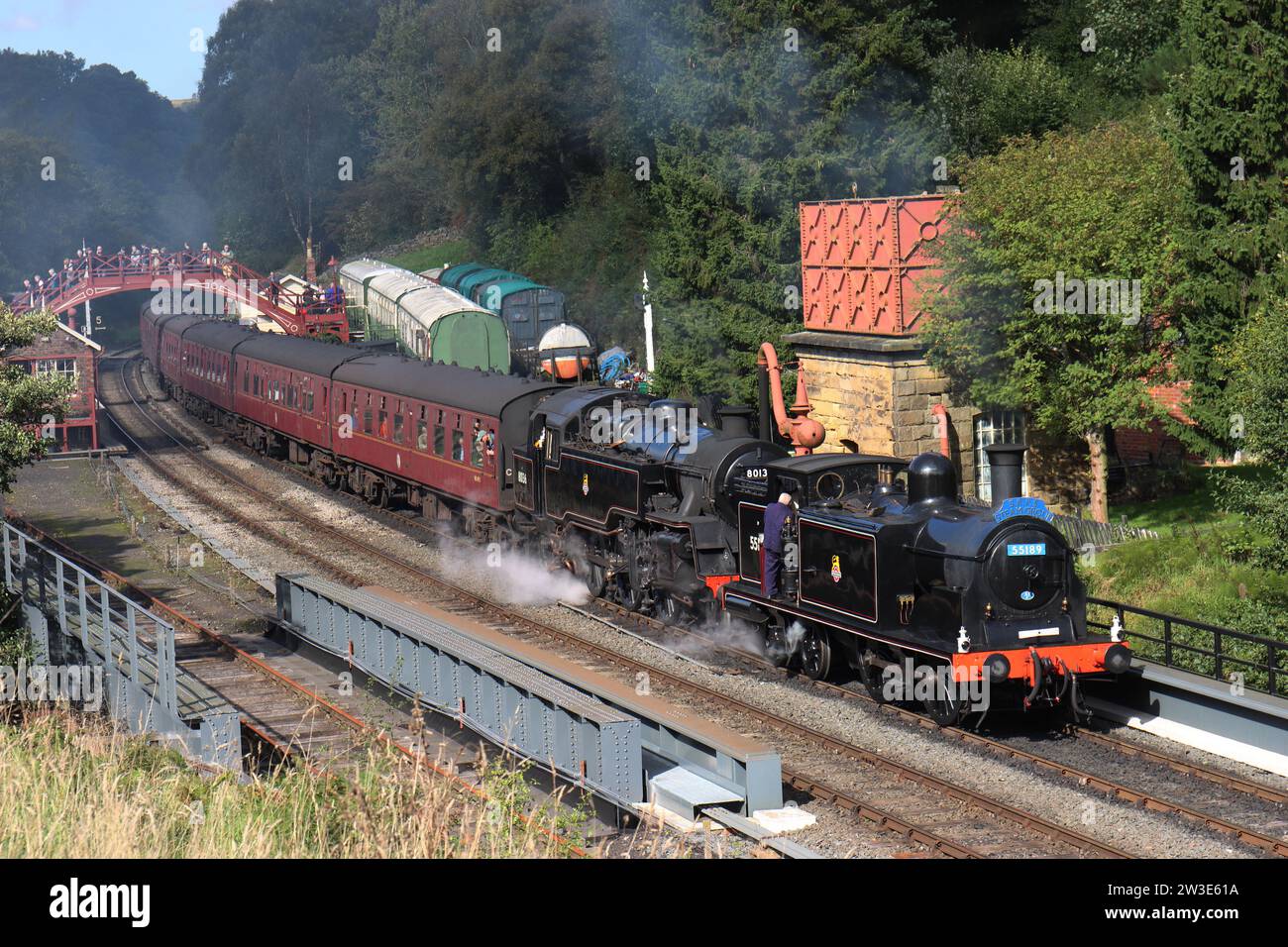 North Yorkshire Moors Railway, 50th Anniversary Steam Gala, 2023 - locomotive 55189 e 80136 a Goathland Foto Stock