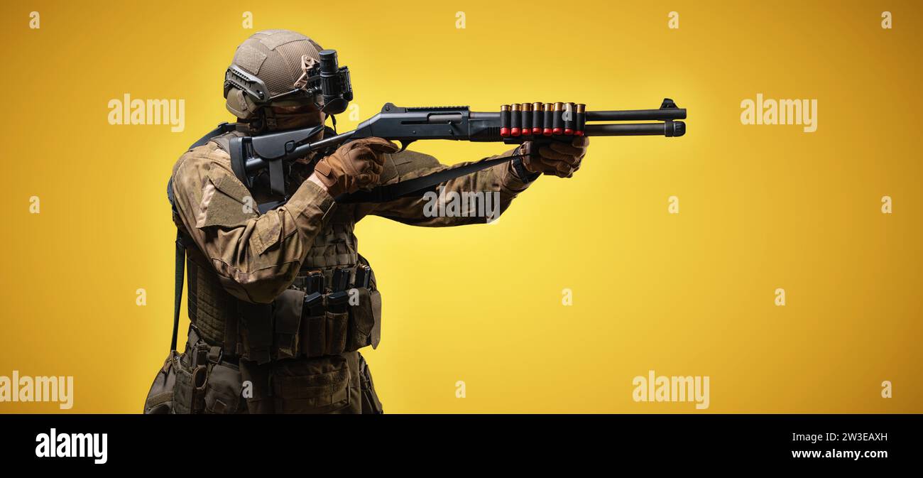 Soldato americano con un fucile su sfondo arancione. Il concetto di operazioni speciali militari. Giochi per computer. Supporti misti Foto Stock