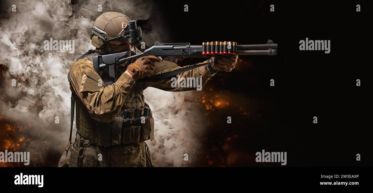 Un soldato americano esce dal fumo sul campo di battaglia. Il concetto di operazioni speciali militari. Giochi per computer. Supporti misti Foto Stock