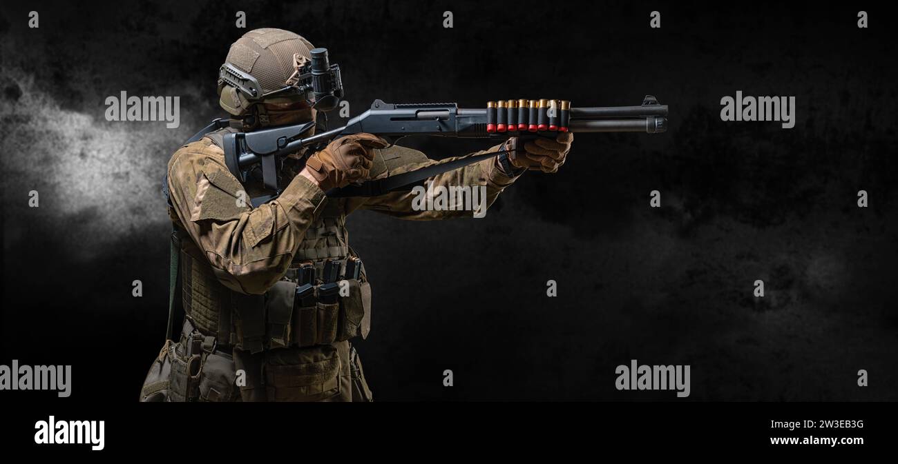 Immagine di un soldato americano che prende la mira con un fucile. Il concetto di operazioni speciali militari. Gruppo SWAT. Supporti misti Foto Stock