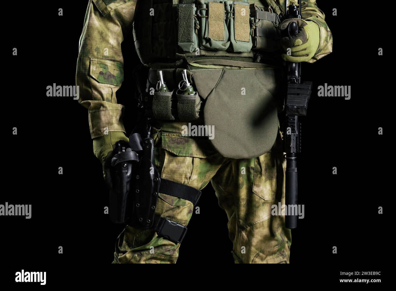 Il combattente di un'unità speciale è in completo equipaggiamento da combattimento. Supporti misti Foto Stock