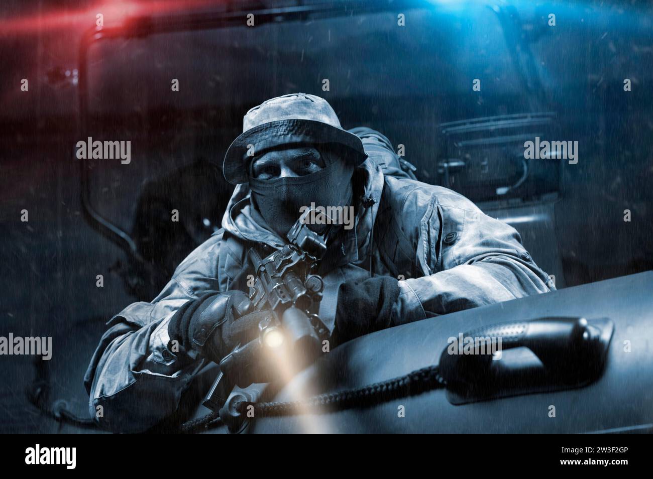 Un militare con munizioni da combattimento complete sta seguendo un bracconiere su una barca con un lampeggiatore. Concetto di rapina, pirateria, bracconaggio, uomo e droga Foto Stock