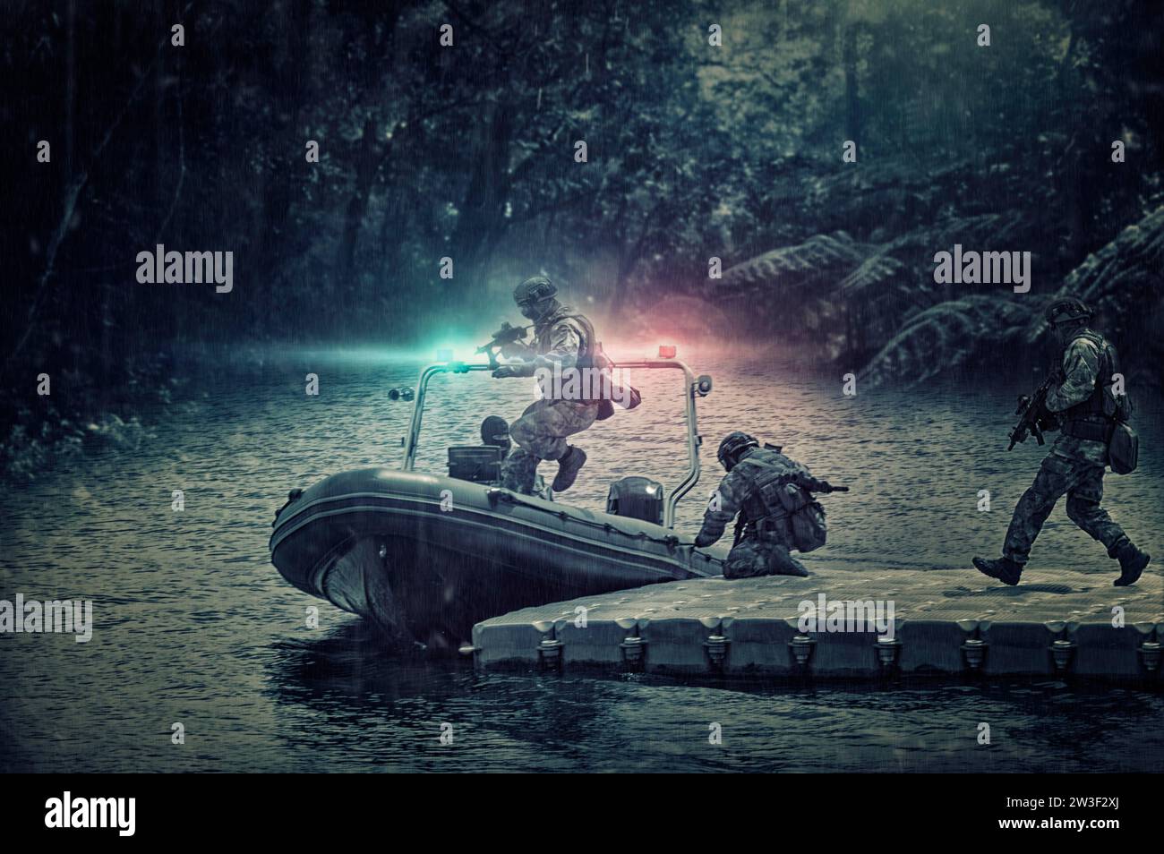 Un gruppo di combattenti militari su una barca con un lampeggiatore sta inseguendo i pirati. Il concetto di rapine in mare, pirateria, bracconaggio. Supporti misti Foto Stock
