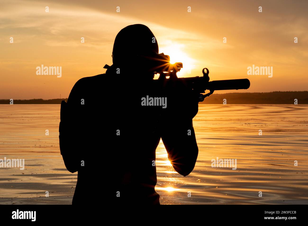 Il combattente di un'unità speciale lascia l'acqua e si prepara per l'inizio dell'operazione. Supporti misti. Il concetto di instabilità nel mondo Foto Stock