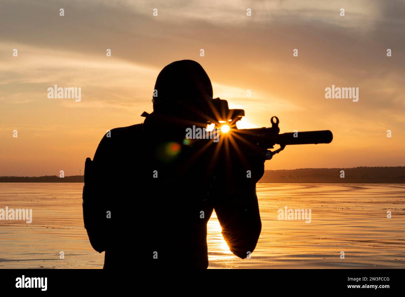 Il combattente di un'unità speciale lascia l'acqua e si prepara per l'inizio dell'operazione. Supporti misti. Il concetto di instabilità nel mondo Foto Stock