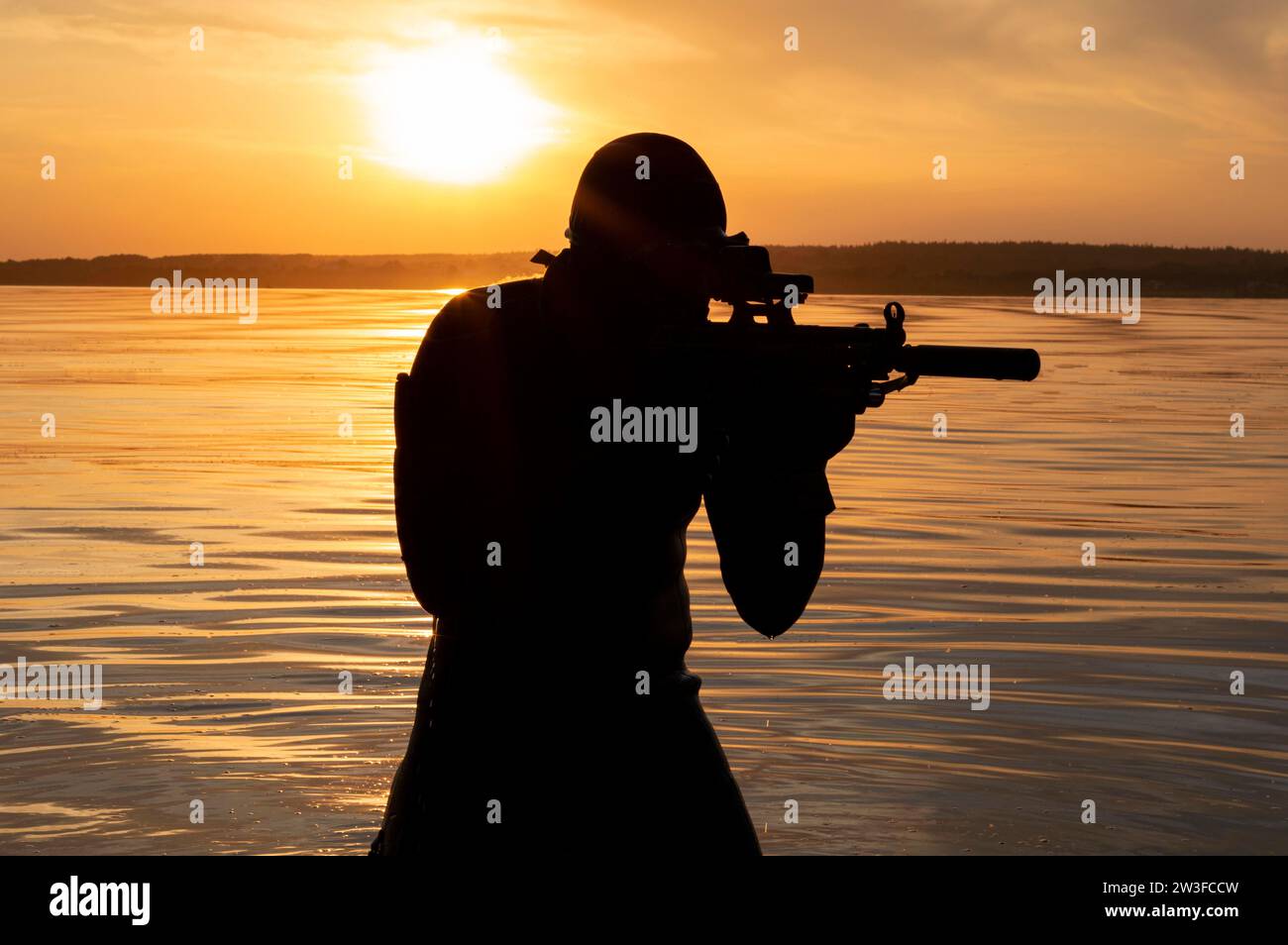 Il combattente di un'unità speciale lascia l'acqua e si prepara per l'inizio dell'operazione. Supporti misti. Il concetto di instabilità nel mondo Foto Stock