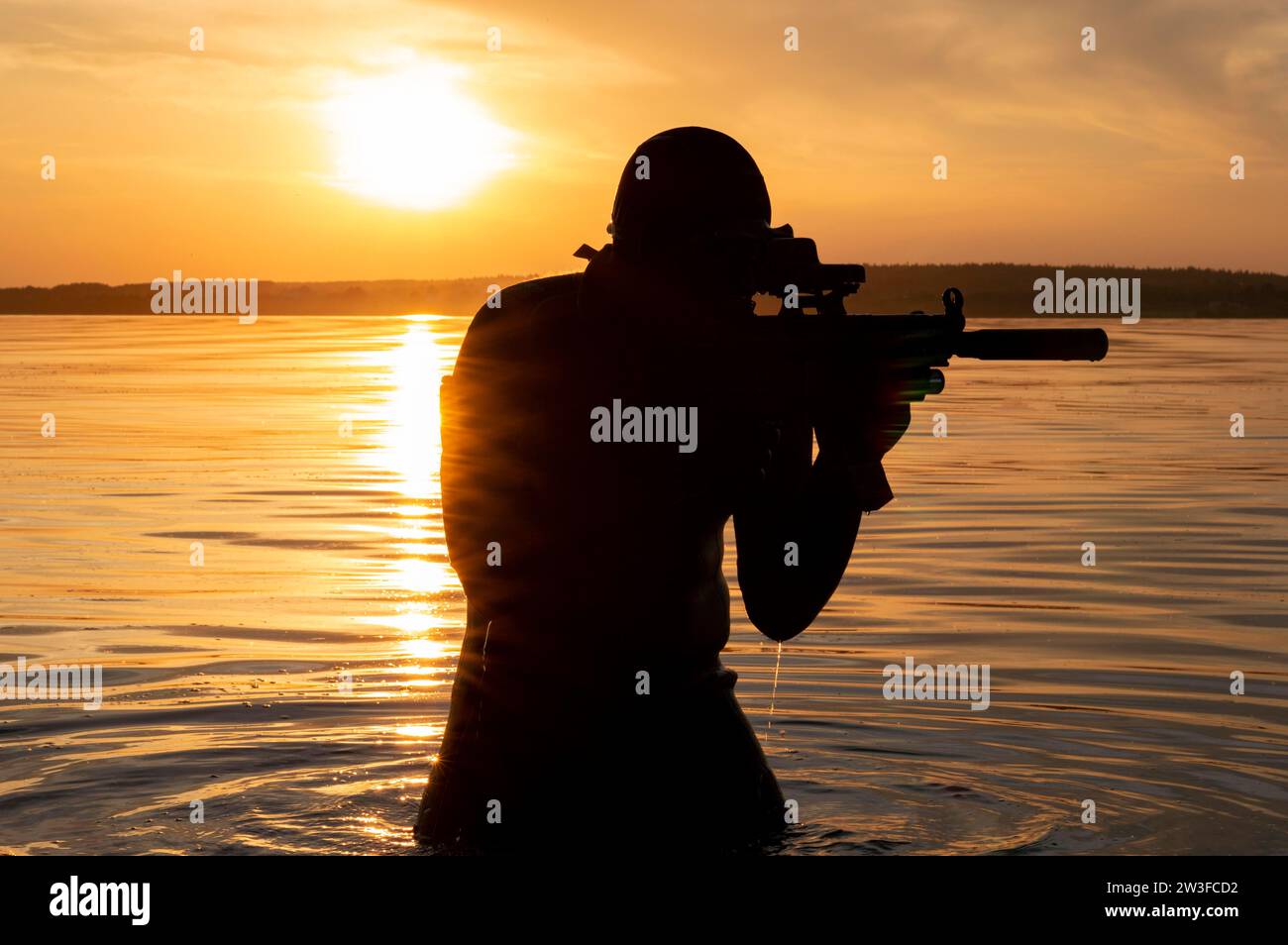 Il combattente di un'unità speciale lascia l'acqua e si prepara per l'inizio dell'operazione. Supporti misti. Il concetto di instabilità nel mondo Foto Stock