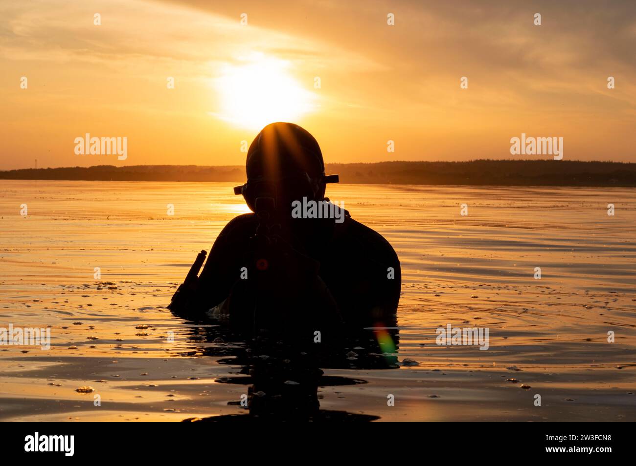 Il combattente di un'unità speciale lascia l'acqua e si prepara per l'inizio dell'operazione. Supporti misti. Il concetto di instabilità nel mondo Foto Stock