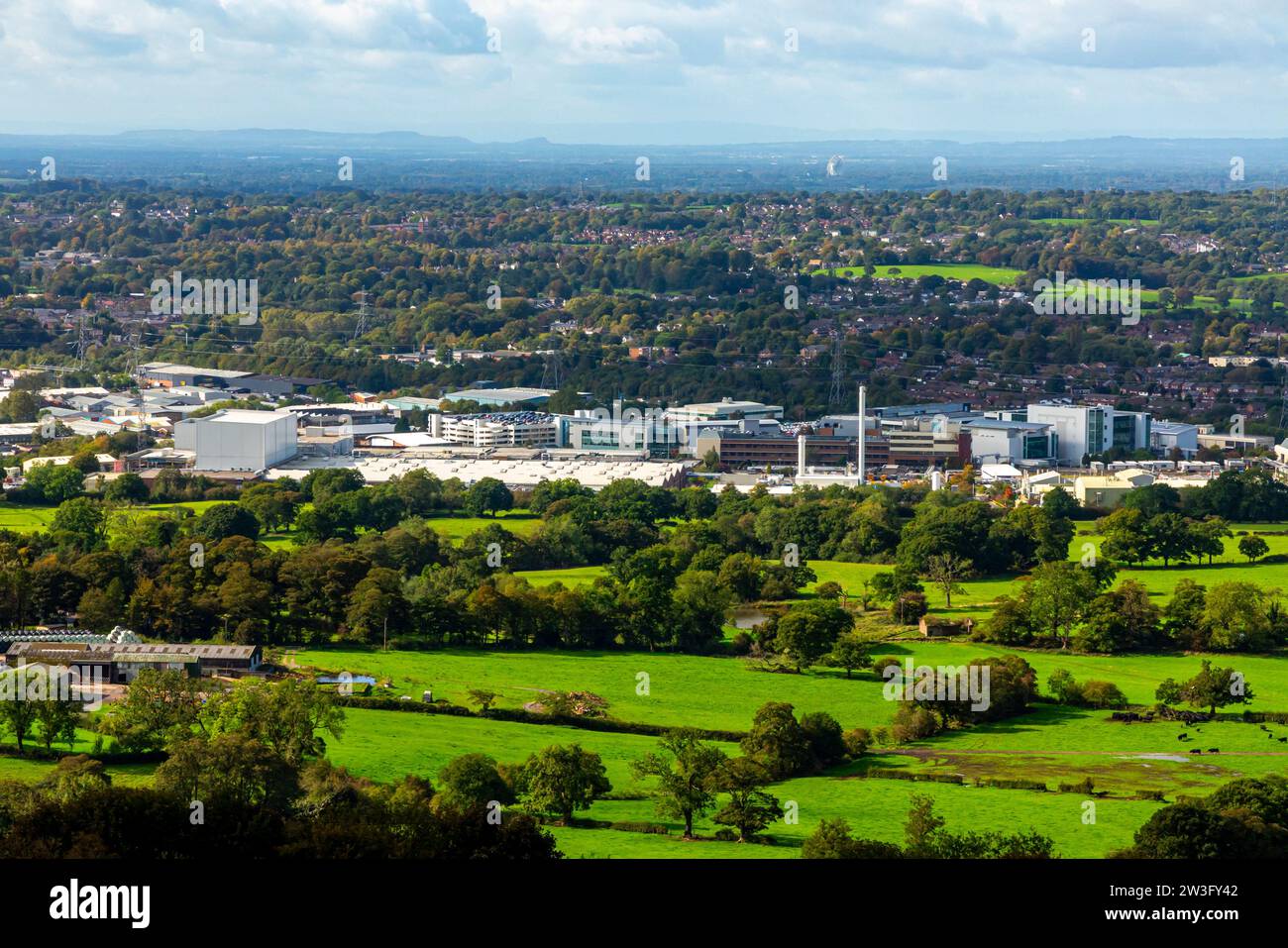 Vista dalla fabbrica Astra Zeneca di Macclesfield, Cheshire, Inghilterra, Regno Unito, con la Cheshire Plain e la Jodrell Bank visibili in lontananza. Foto Stock