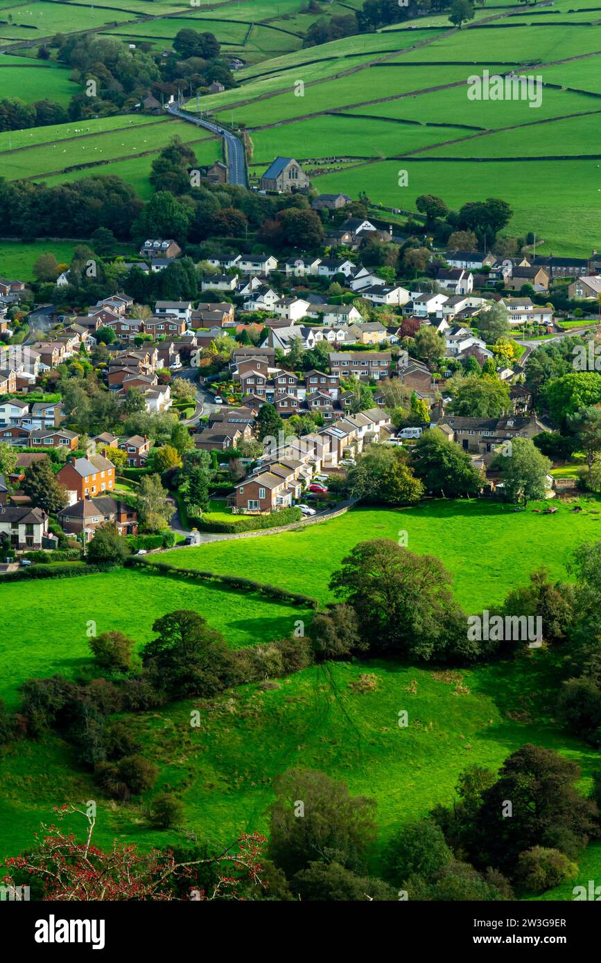 Vista delle case a Rainow, un piccolo villaggio nel Cheshire, Inghilterra, Regno Unito, al confine occidentale del Peak District circondato da campi e terreni agricoli. Foto Stock