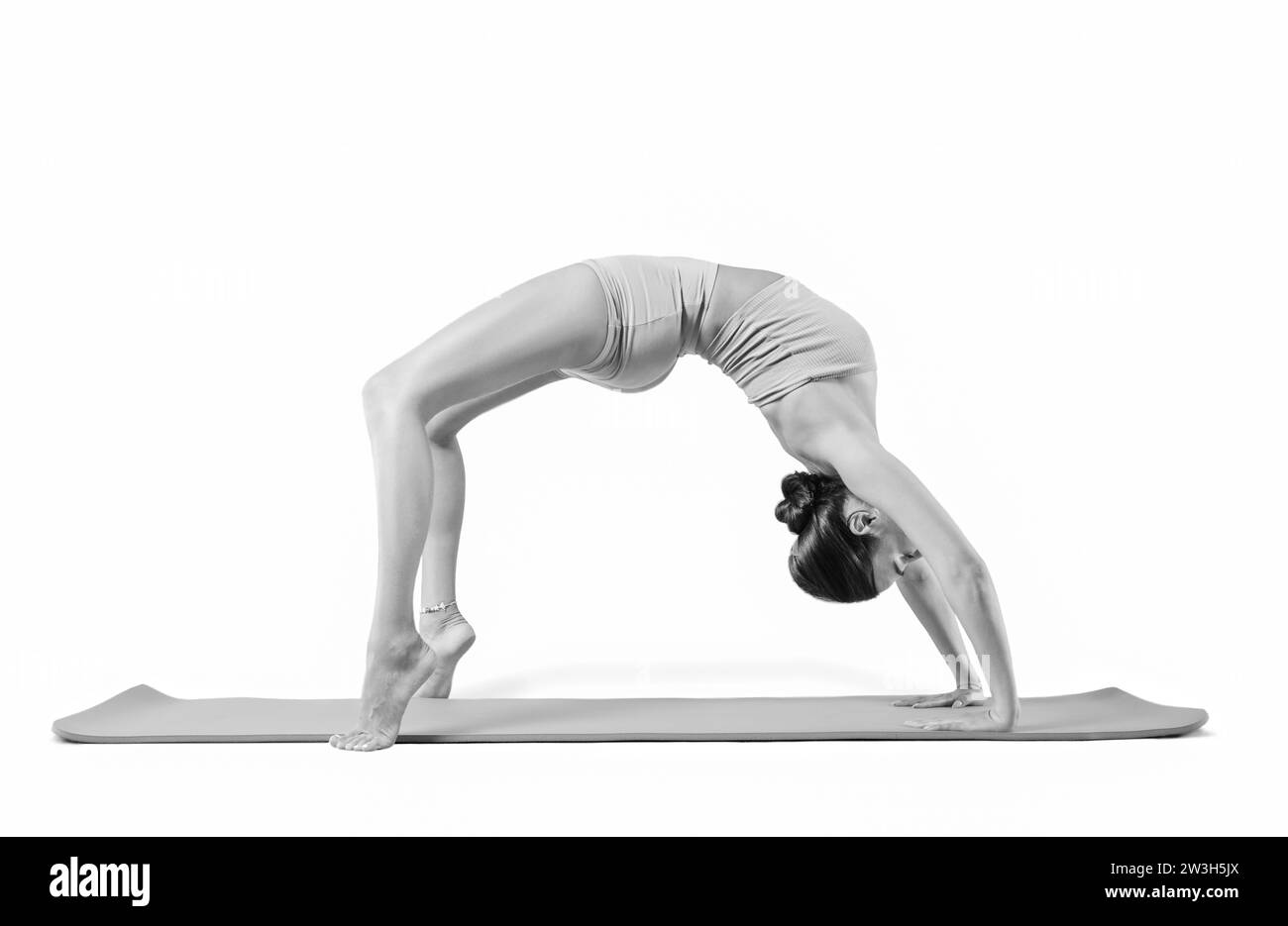 Giovane donna sportiva che pratica yoga. Isolato su sfondo bianco. Il concetto di uno stile di vita sano e naturale equilibrio tra corpo e Foto Stock