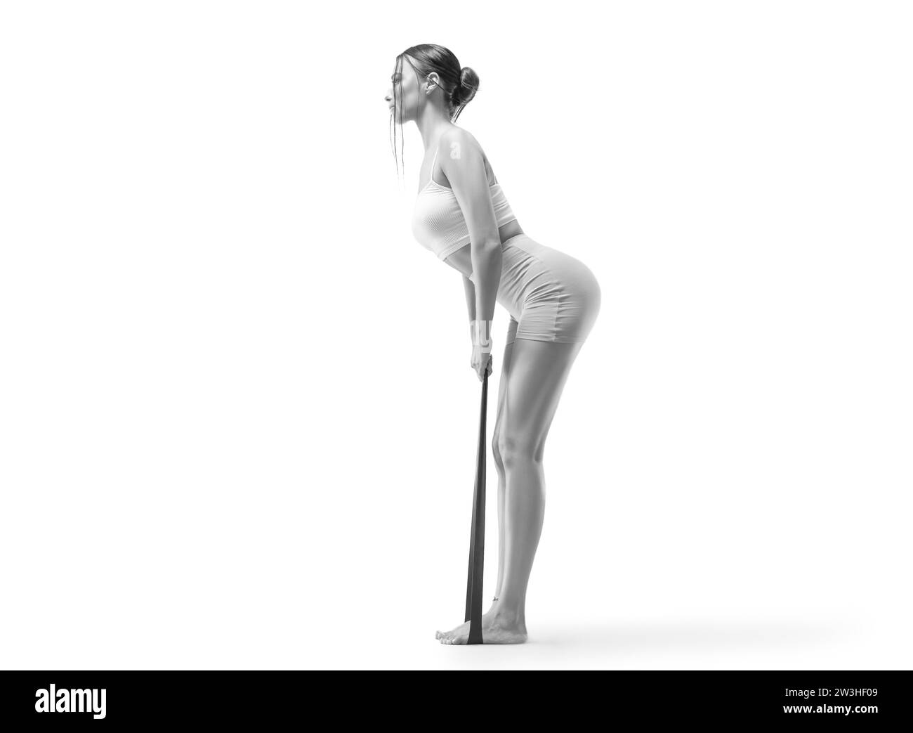 Immagine di una ragazza sportiva che solleva triceps con fascia elastica. Il concetto di bodybuilding, pilates, stretching. Supporti misti Foto Stock