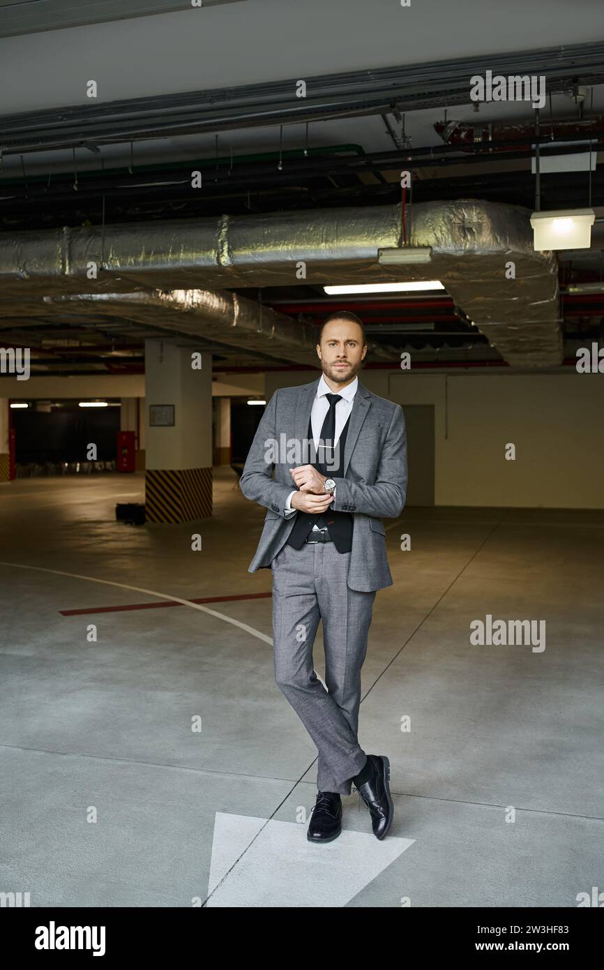 elegante uomo d'affari con uno stile elegante e raffinato, con cravatta e orologio da polso che guardano la fotocamera Foto Stock