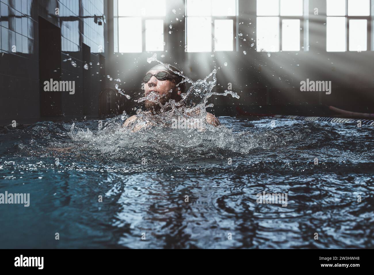 L'atleta professionista nuota nella breaststroke in piscina. Supporti misti Foto Stock