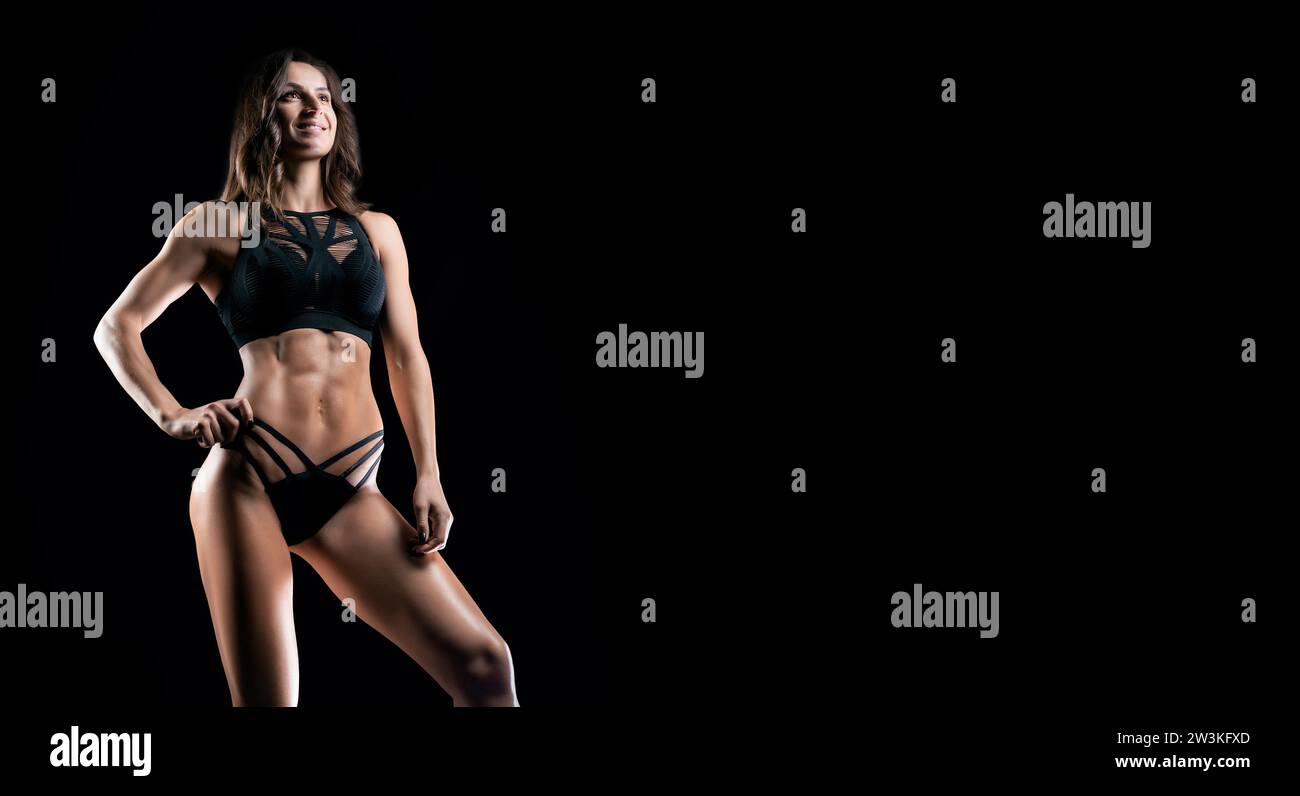 Donna adulta alta con bellissimi capelli in posa con abbigliamento sportivo. Concetto di fitness e bodybuilding. Supporti misti Foto Stock