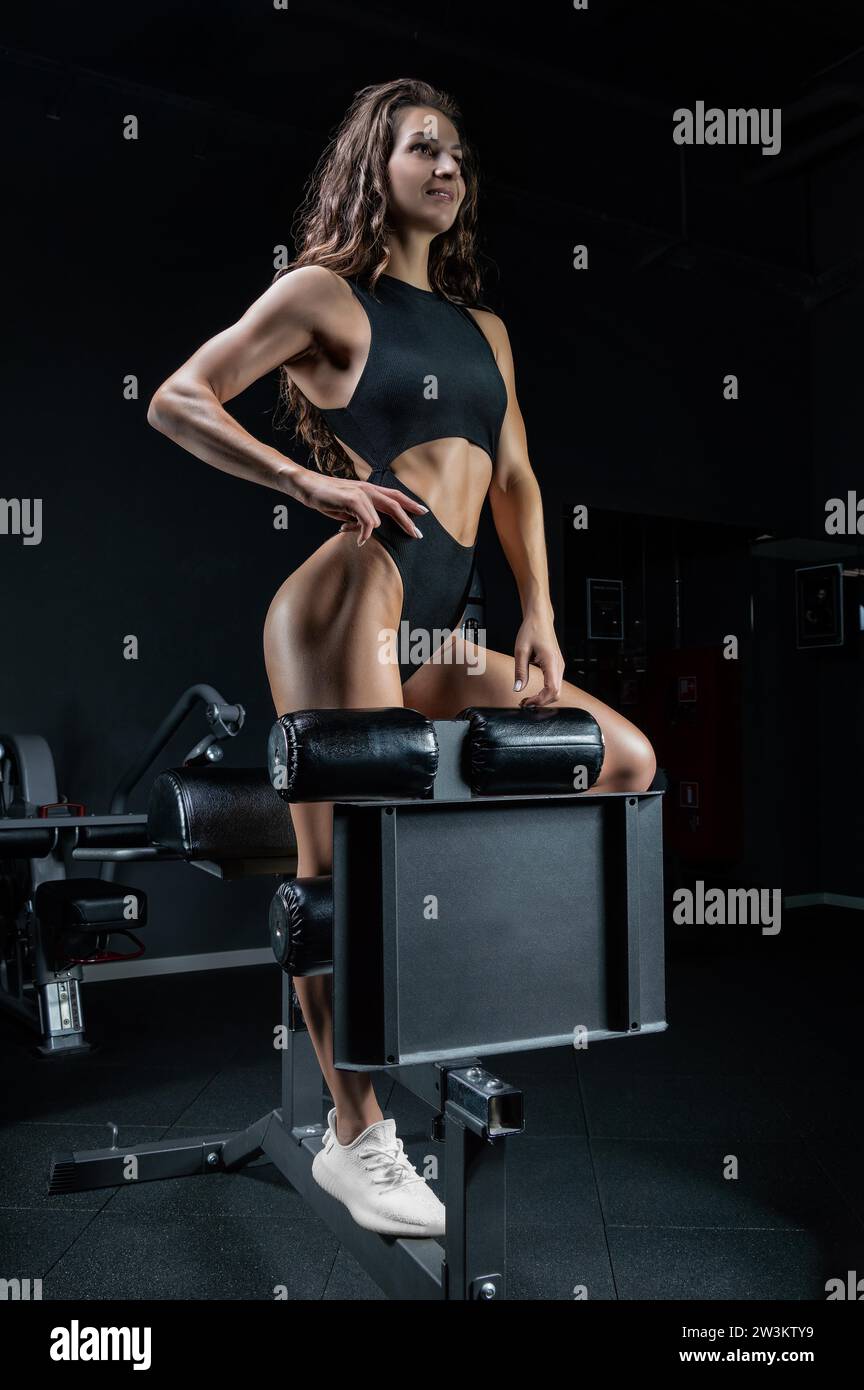 Adorabile bruna in palestra. Concetto di fitness e bodybuilding. Supporti misti Foto Stock