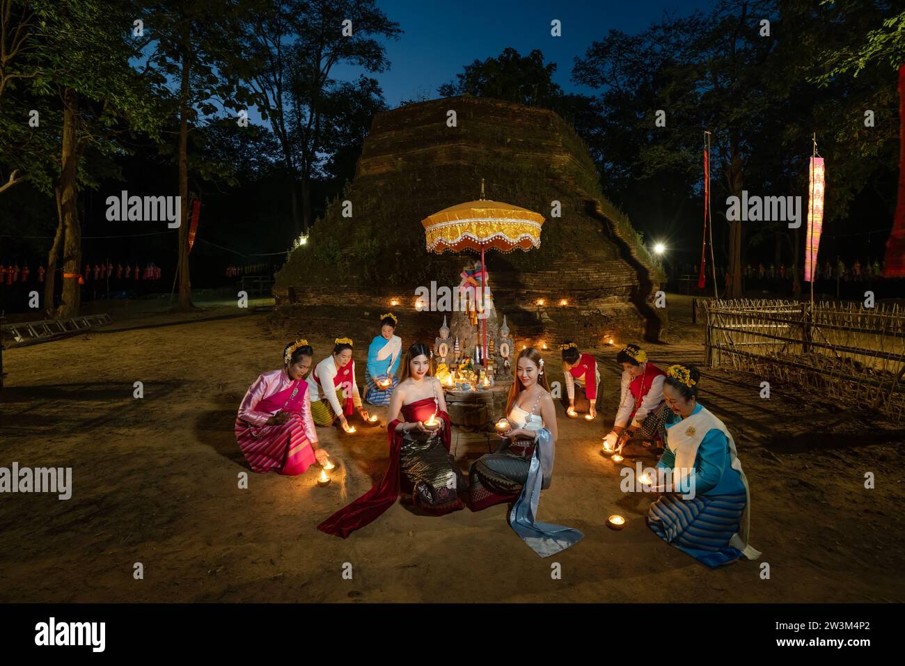 CHIANG mai, THAILANDIA - 17 dicembre 2023: Le candele dei buddisti si accendono da offrire al Buddha a Wat Phrathat Saeng Chan. Foto Stock