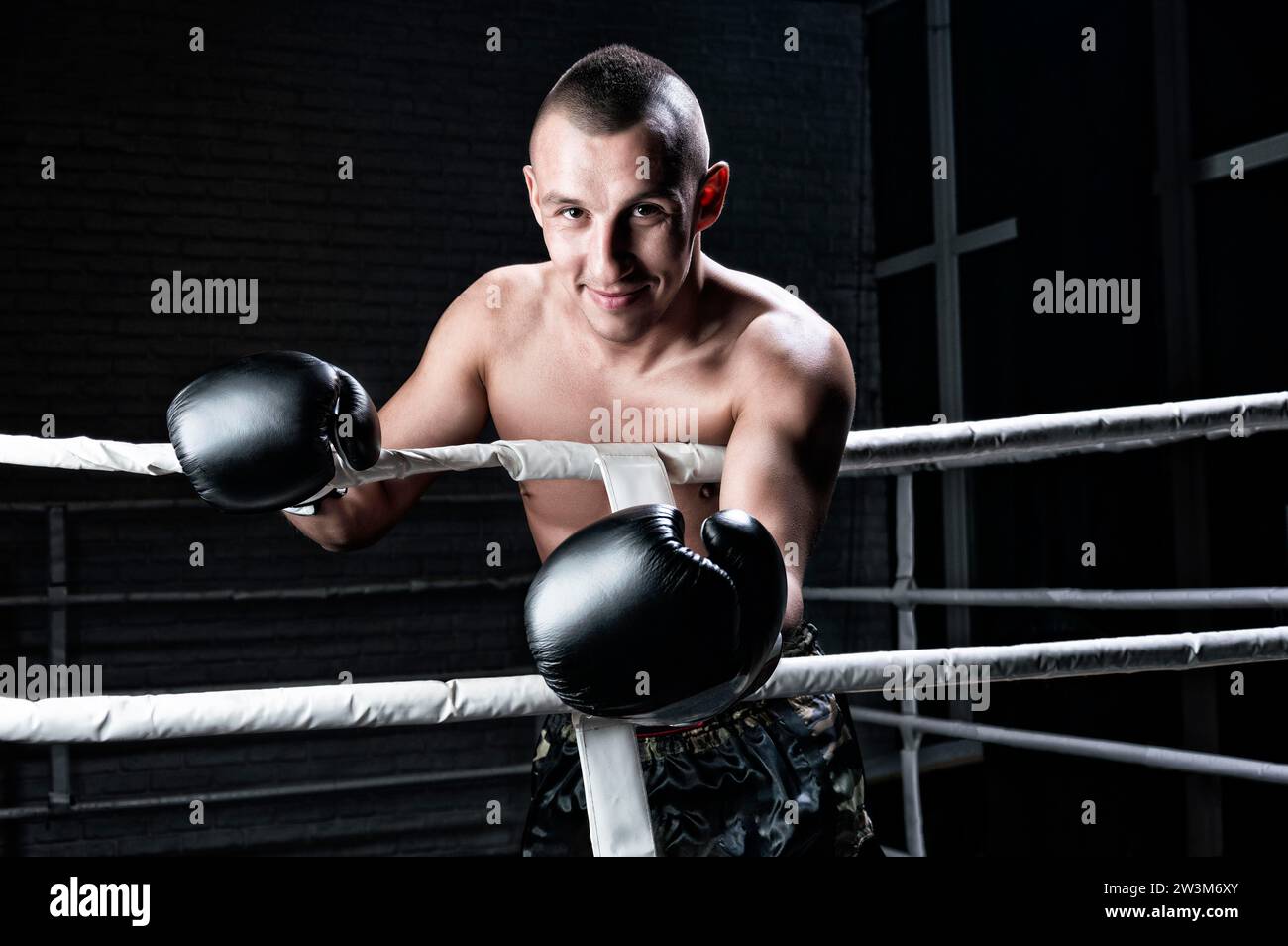 Ritratto del kickboxer che occupa un avversario sul ring. Concetto sportivo, Muay Thai. Supporti misti Foto Stock
