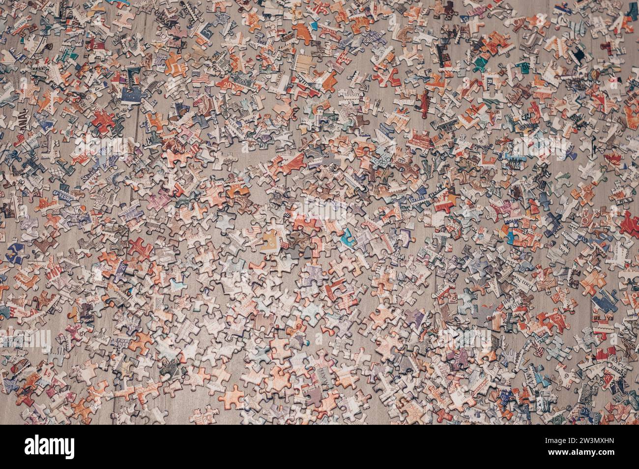 Sfondo da pezzi del puzzle. Il concetto di giochi educativi. Resta a casa. Supporti misti Foto Stock