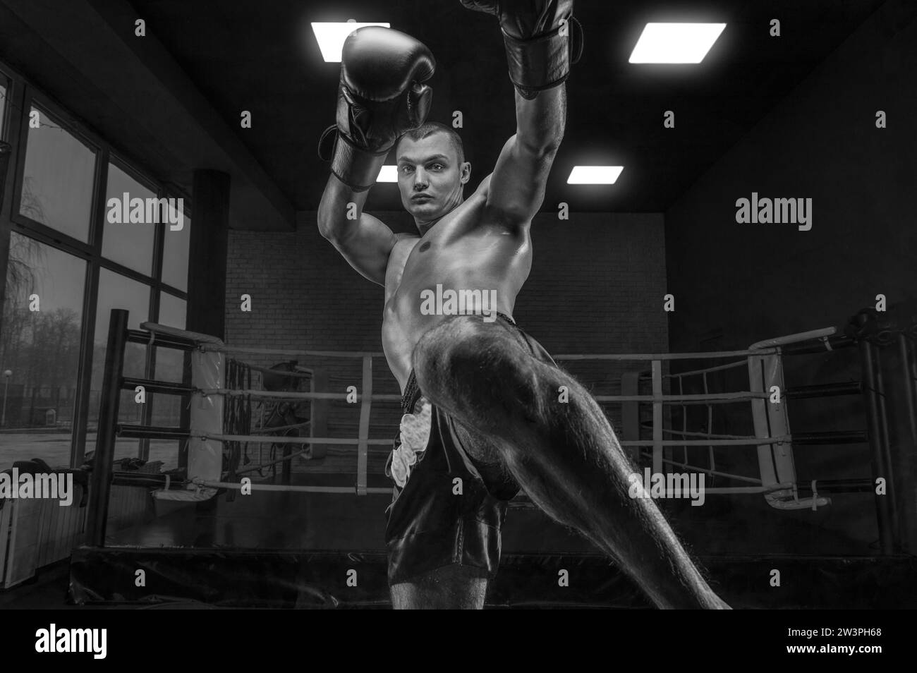 Immagine di un kickboxer in palestra. Knee kick. Arti marziali miste Concetto sportivo Foto Stock