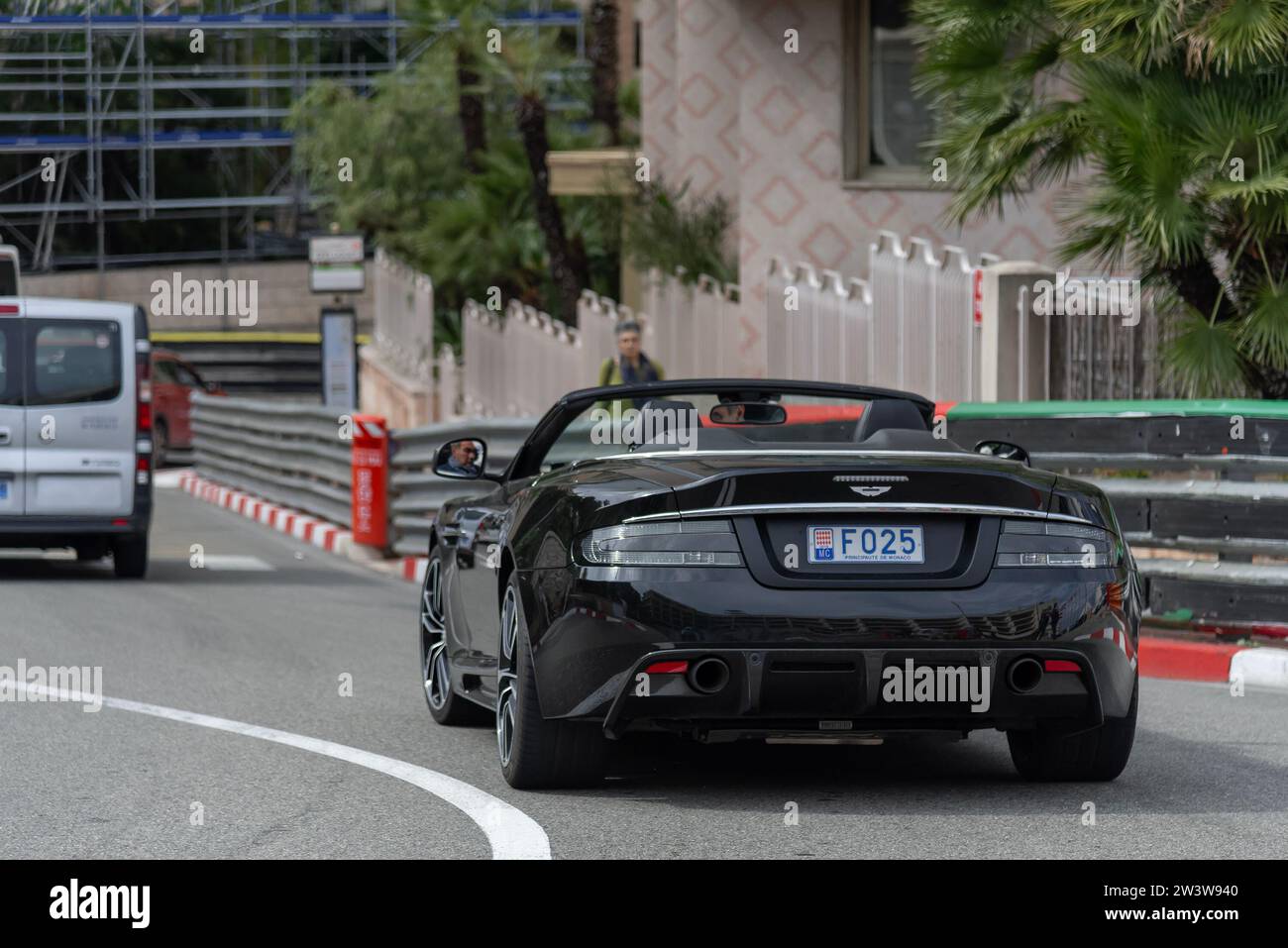Monaco, Monaco - Black Aston Martin DBS volante che guida su strada nel tornante Fairmont. Foto Stock