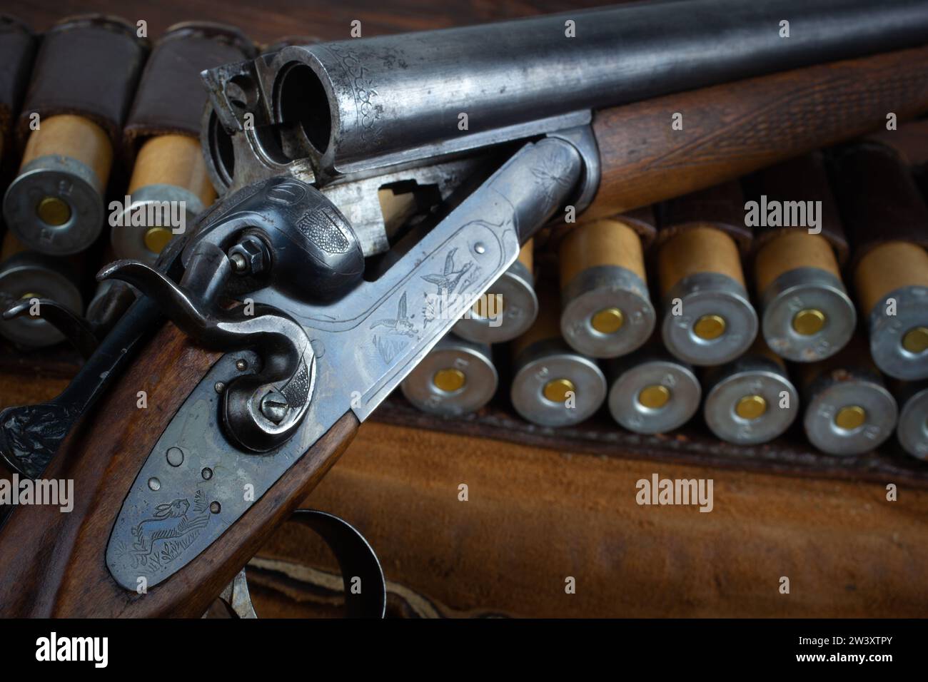 Fucile a doppia canna con foro liscio e caraffa su tavolo in legno anticato misura 12. Foto Stock