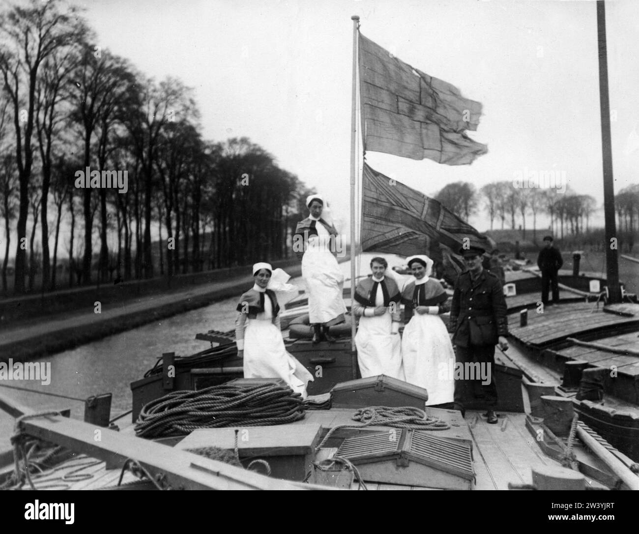 Foto ufficiale scattata sul fronte occidentale britannico che mostra gli infermieri a bordo della barca con la bandiera britannica sullo sfondo Foto Stock