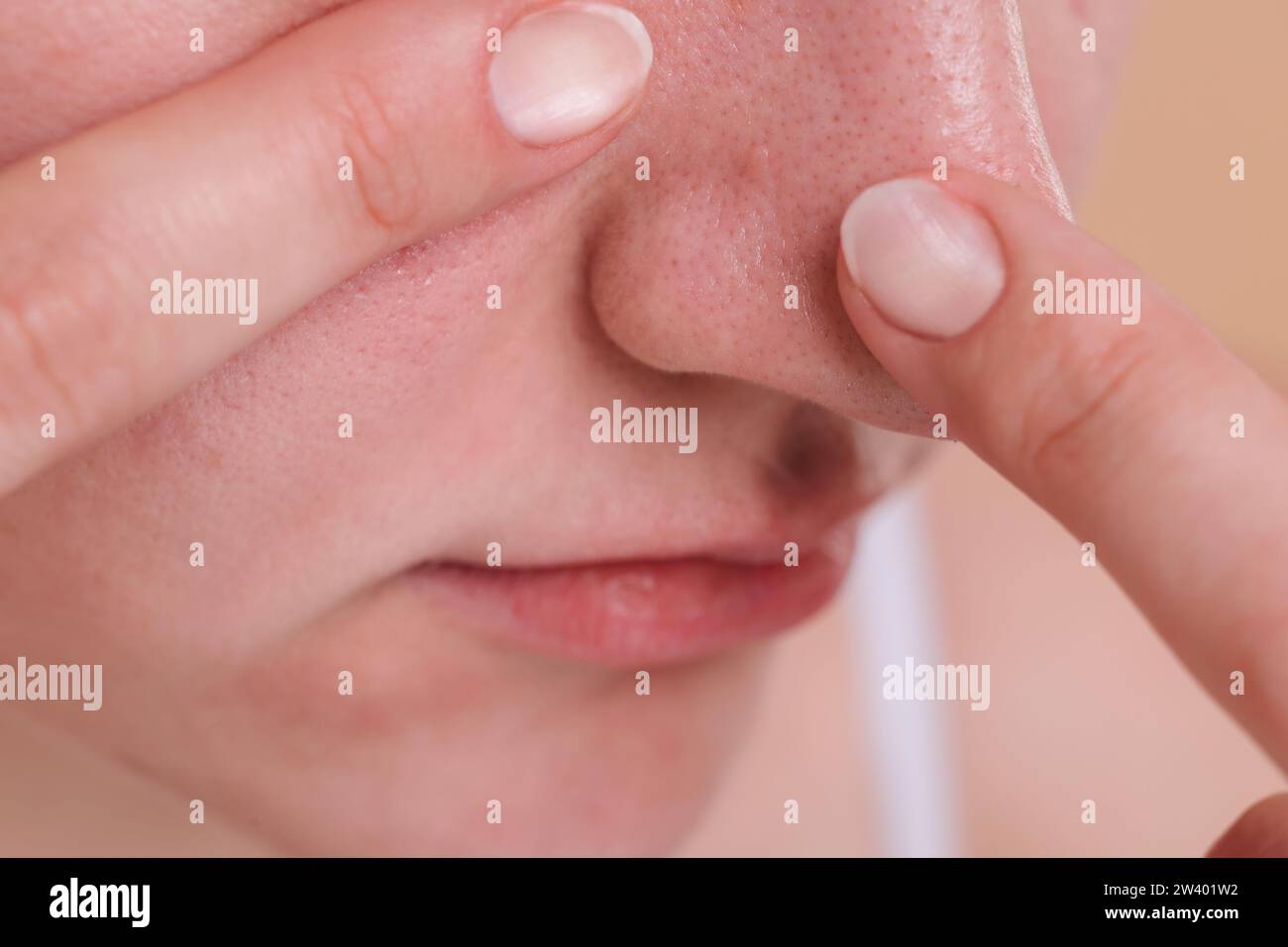 Donna che si fa scopare il naso, primo piano Foto Stock