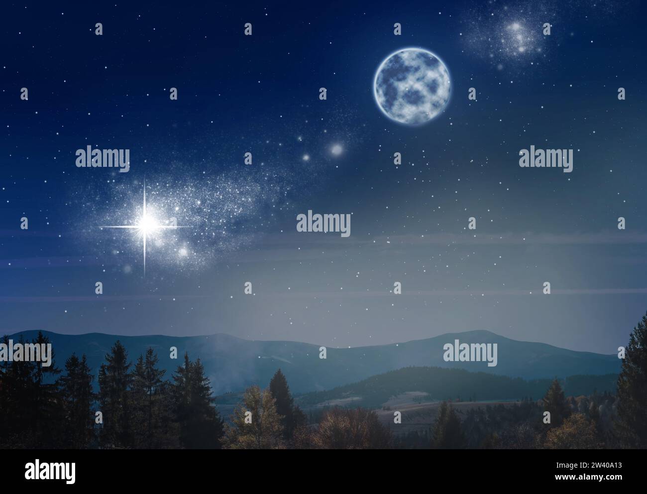 Splendido paesaggio con luna piena nel cielo stellato di notte Foto Stock
