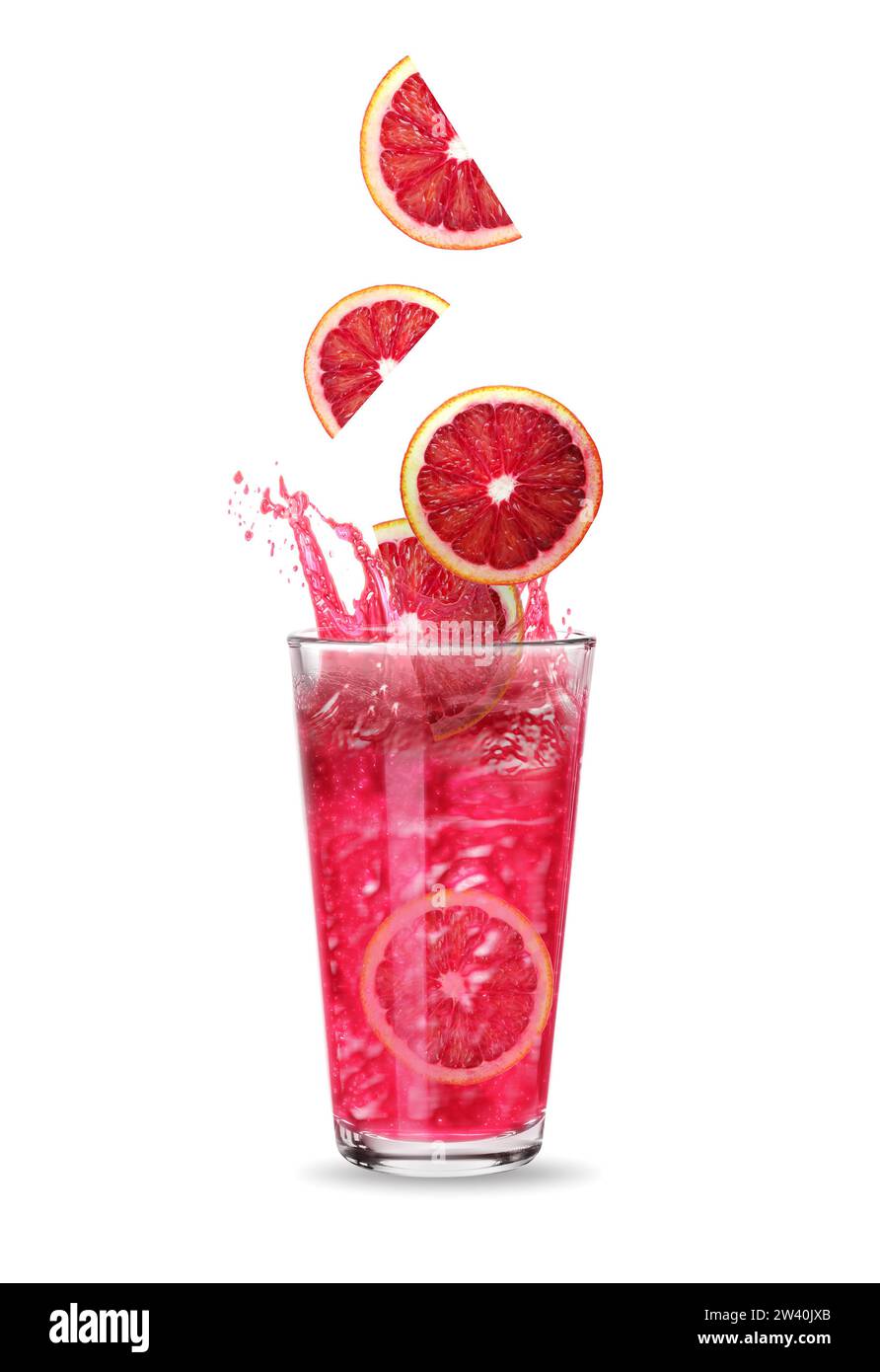 Succo d'arancia rosso fresco che spruzza dal vetro su sfondo bianco Foto Stock