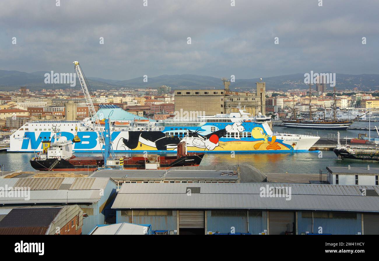 Livorno: Nave da carico TATARBUNARY (Ukrainian Danube Shipping), traghetto da crociera Ro-Ro MOBY TOMMY, nave da addestramento italiana AMERIGO VESPUCCI Foto Stock