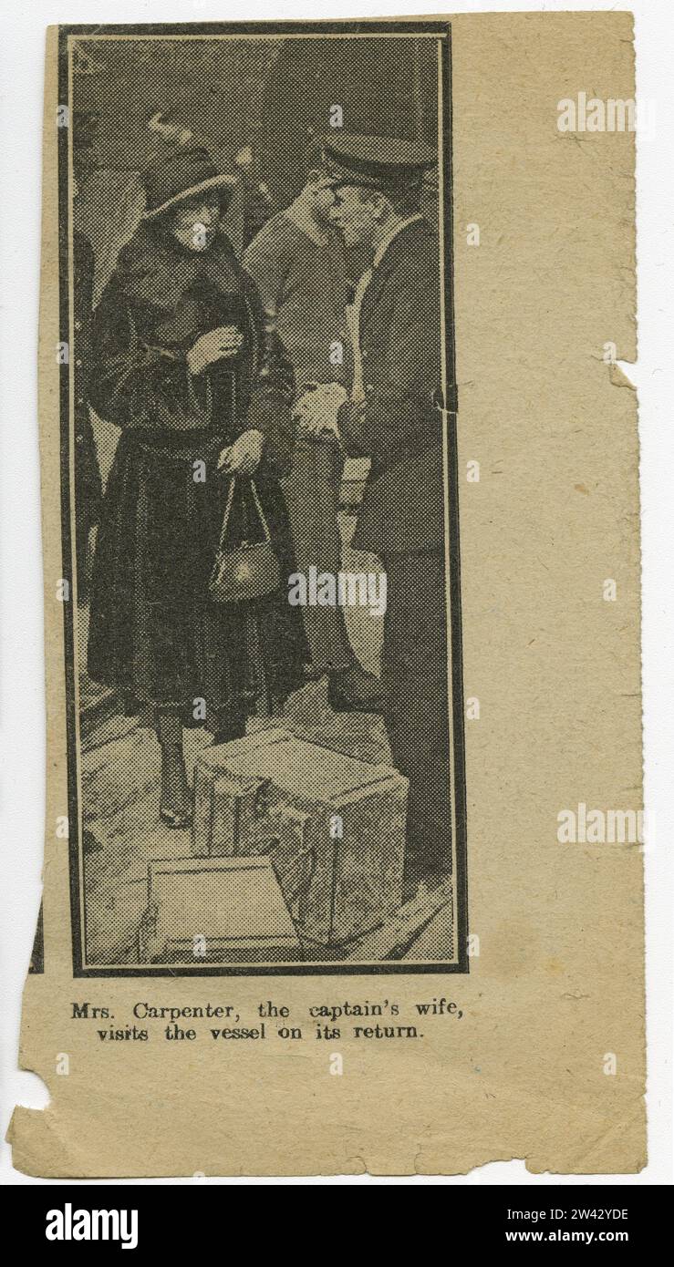 Fotografia ufficiale che mostra la signora Carpenter, la moglie dei capitani, visita la nave al suo ritorno Foto Stock